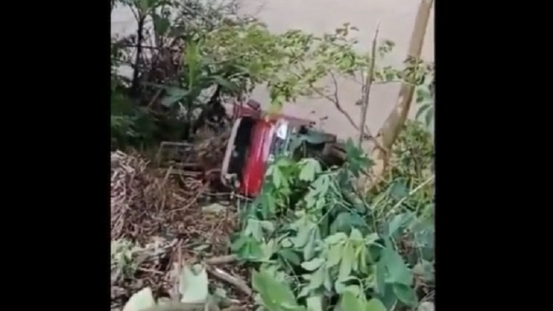 Truk Angkut Elpiji 3 Kg Terjun ke Jurang di Mamasa, Sebagian Muatan Hanyut di Sungai