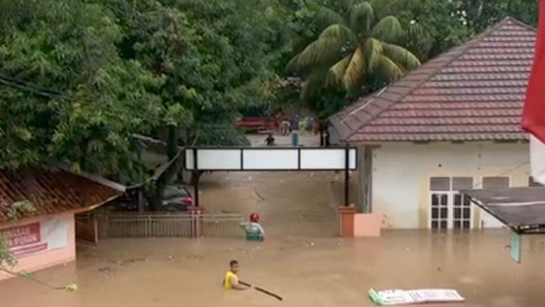 Banjir Besar Kepung Sukabumi, Fasilitas Publik hingga Permukiman Warga Terendam