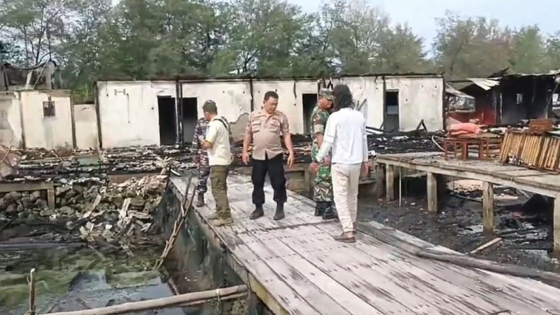 Penginapan di Taman Nasional Karimunjawa Kebakaran, Api Berkobar