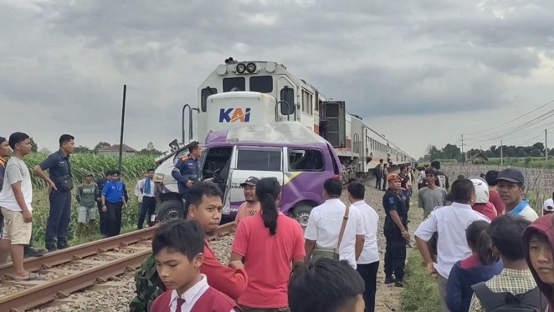 Kecelakaan Maut Kereta Api Tabrak Mobil Ambulans di Kediri, 1 Orang Tewas