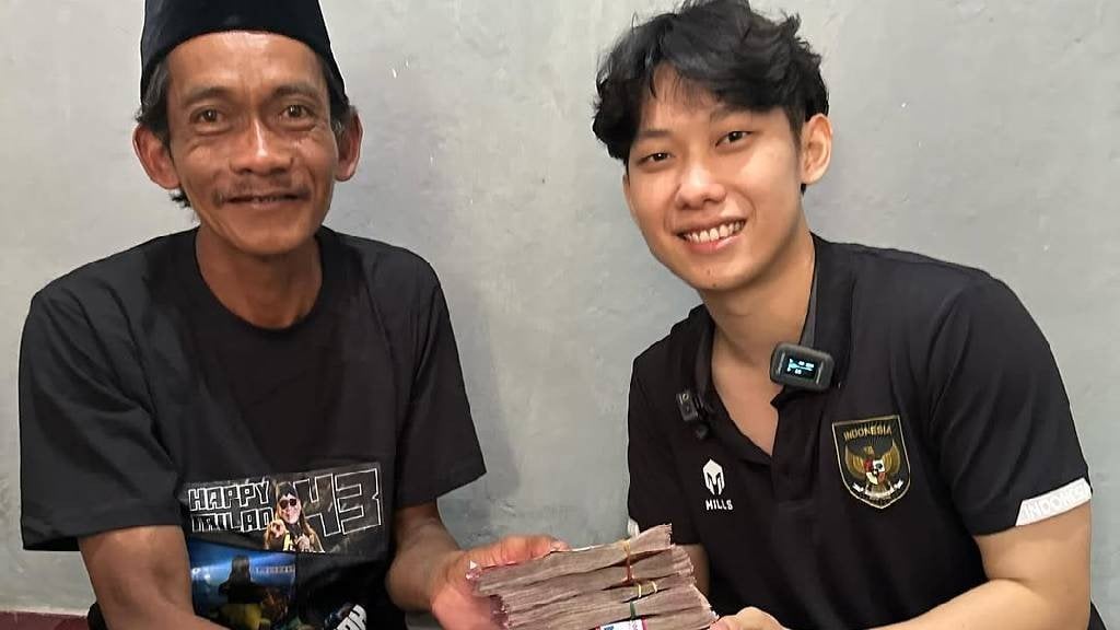 Penjual Es Teh yang Diolok-olok Gus Miftah Dikasih Uang Tunai Rp 100 Juta dari Willie Salim