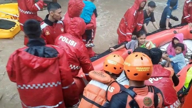 Banjir Bandang di Sukabumi, 24 Warga Palabuhanratu Dievakuasi Petugas SAR Gabungan