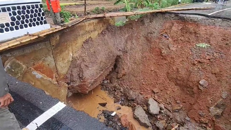 Penampakan Jembatan Putus di Sukabumi akibat Longsor, Mengerikan Berbentuk Lubang Besar