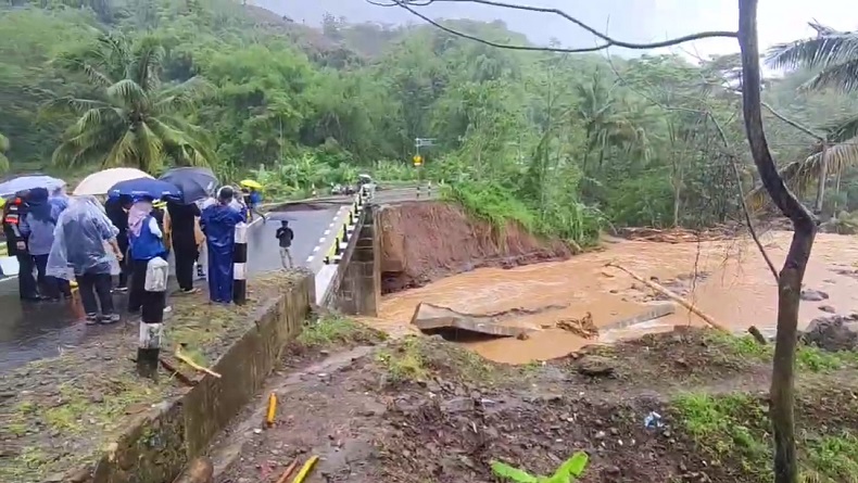 BMKG: Bencana di Sukabumi akibat Bibit Siklon Tropis 95W dan Sirkulasi Siklonik