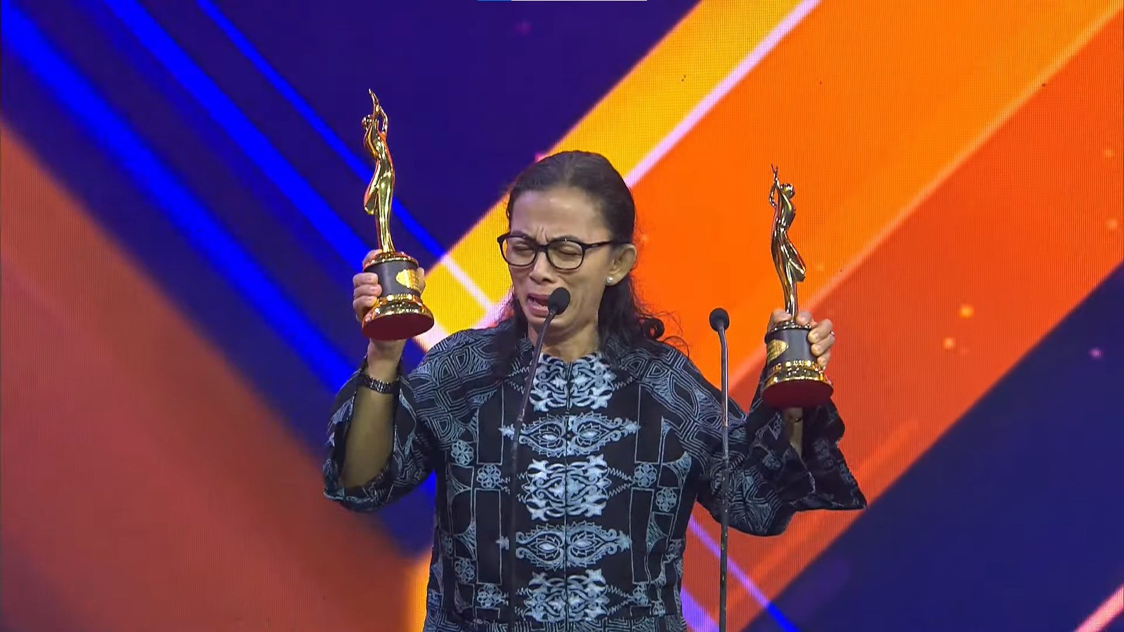 Tangisan Ibunda Melitha Sidabutar Pecah saat Wakili Mendiang Putrinya Terima Piala AMI Awards 2024 