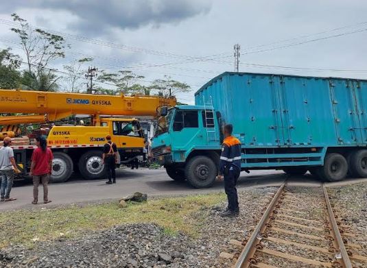 Truk Mogok di Pelintasan Purwokerto, 5 Perjalanan Kereta Api di Daop 6 Terlambat