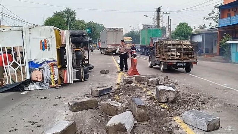 Kecelakaan Truk Terguling di Mojokerto, Sopir Mengantuk Tabrak Separator Jalan