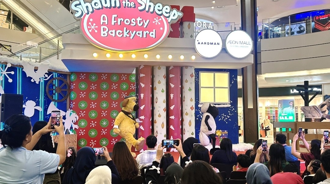 Keseruan Pengunjung Nikmati Shaun The Sheep A Frosty Backyard di AEON Mall BSD City