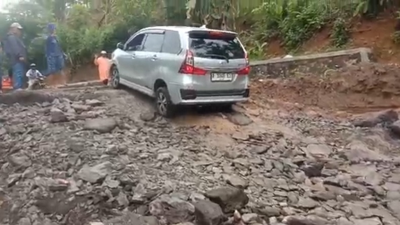 Kondisi Terkini Jalan Nasional Bayah Lebak Amblas, Rawan Dilalui Kendaraan