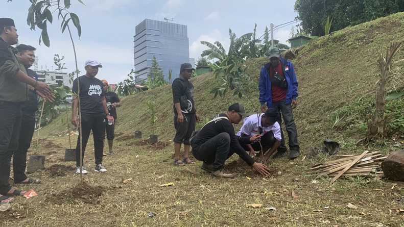 Hari Relawan Sedunia, Partai Perindo dan Aktivis Lingkungan Tanam Pohon di Pinggir Sungai Ciliwung