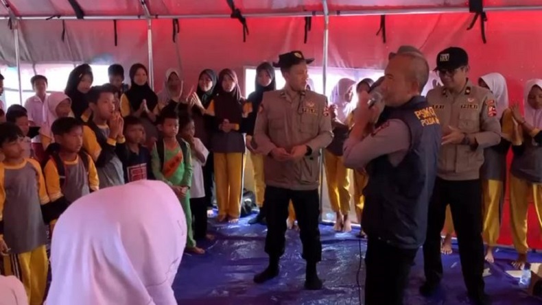 Polri Trauma Healing Anak-anak Korban Longsor di Sukabumi, Ajak Main hingga Nyanyi