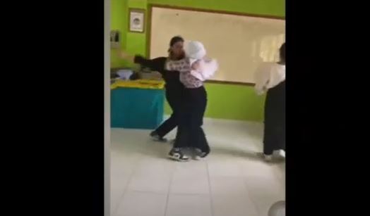 Viral Video Siswi SMP Adu Jotos di Gorontalo Disaksikan Teman Kelas