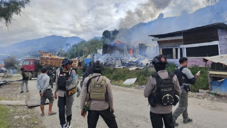 Mencekam, Massa Pendukung Calon Bupati Intan Jaya Saling Serang Gunakan Panah dan Parang