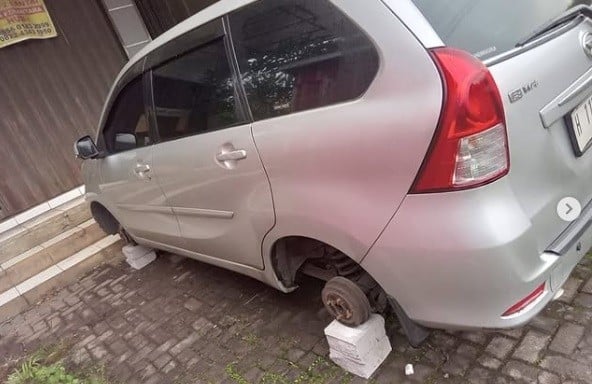 Viral Mobil Avanza Parkir di Depan Ruko Kosong, Ban Hilang Semua Diganti Bata Hebel