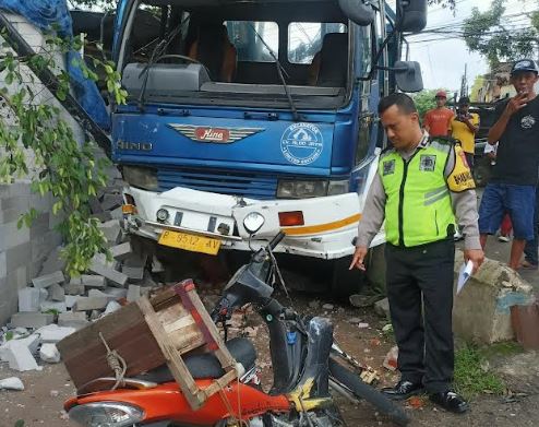 Truk Tabrak Sejumlah Motor di Malang Diduga Rem Blong, Sopir Luka Parah