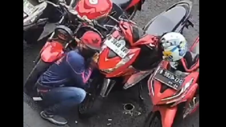 Viral! Maling Lihai Curi Motor yang Dikunci Setang, Hati-hati saat Parkir