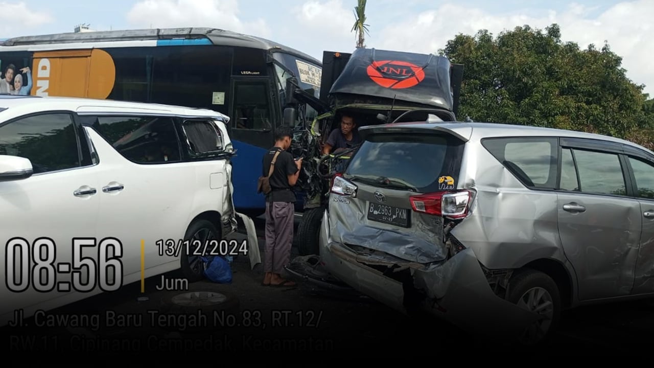 Kecelakaan Beruntun di Tol Dalam Kota, Mobil dan Bus Rusak Parah