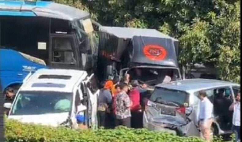 Breaking News, Kecelakaan Beruntun Bus dan Mobil di Tol Dalam Kota