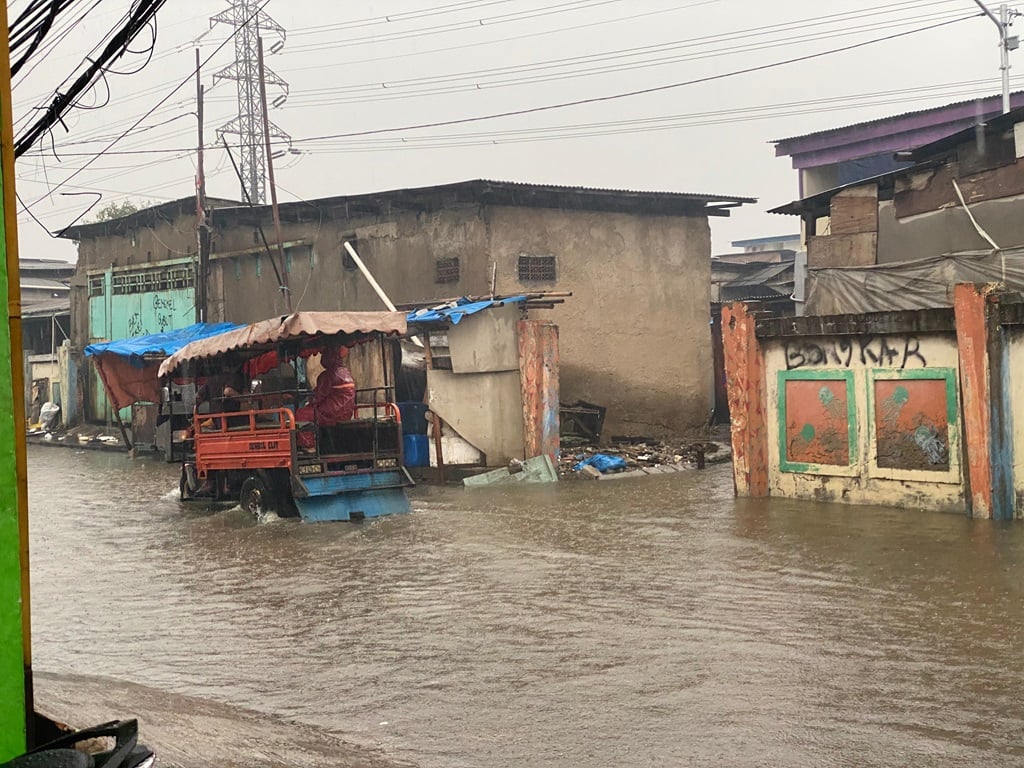 Hujan Kembali Guyur Kawasan Pluit Jakarta Utara yang Tergenang Banjir Rob