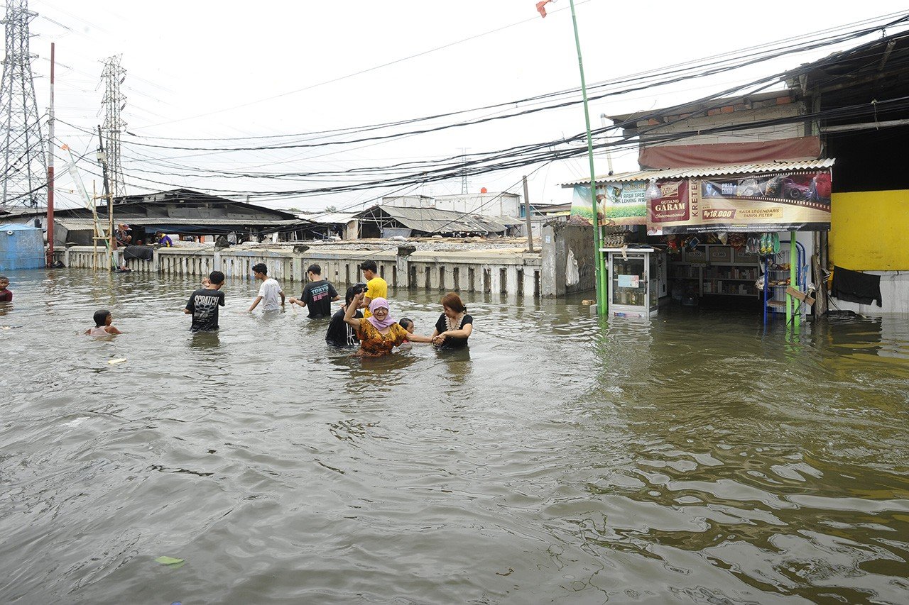 6 Hari Banjir Rob di Karawang Belum Surut, 5.400 Rumah Terendam 