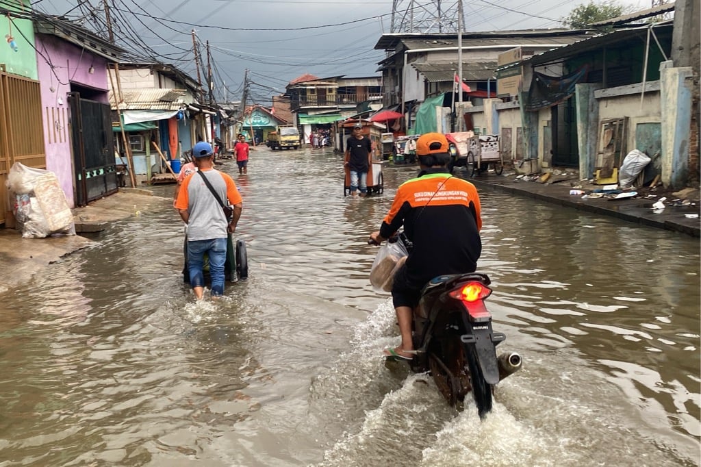 Warga Pluit Jakut Minta Pemerintah Buatkan Tanggul untuk Cegah Banjir Rob