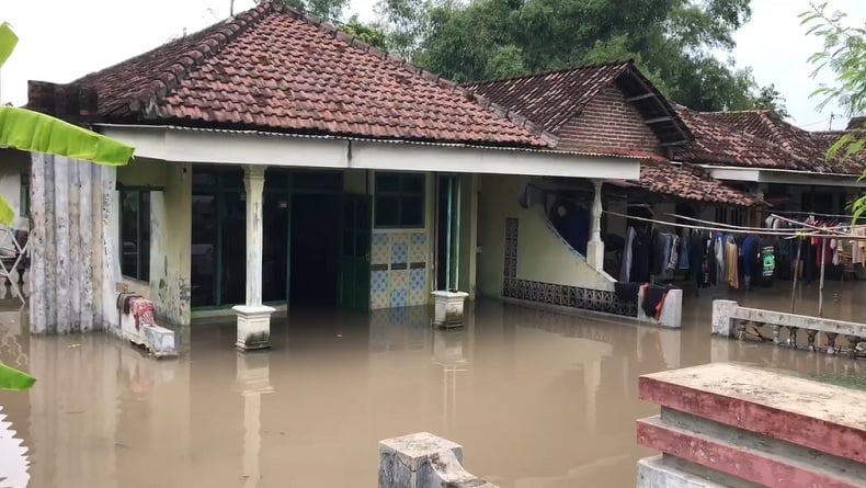 Hujan Deras Sebabkan Tanggul Sungai Jebol, Ratusan Rumah Warga Mojokerto Kebanjiran