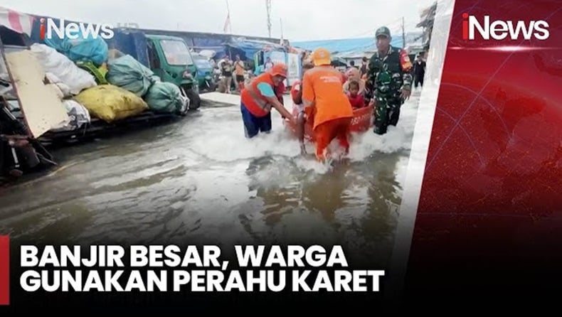 Banjir Rob, Warga Muara Angke Naik Perahu Karet untuk Beraktivitas