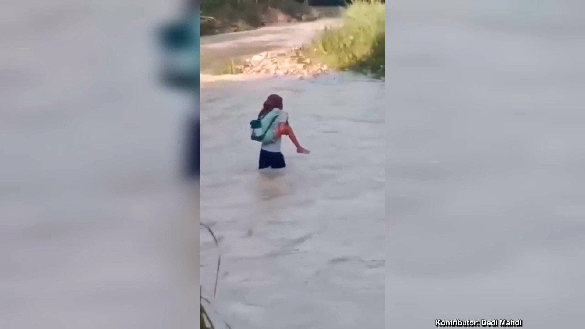 Potret Orang Tua Gendong Anaknya Sebrangi Sungai untuk Sekolah di Bojonegoro