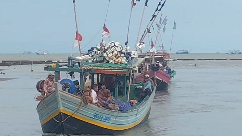 Gelombang Tinggi Landa Perairan Indramayu, Nelayan Tak Berani Melaut