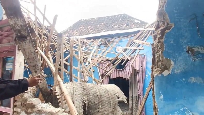 Tragis, Rumah Warga di Pasuruan Ambruk Timpa Balita saat Tidur Pulas