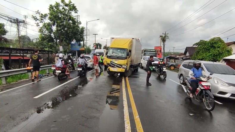 4 Kendaraan Kecelakaan Karambol di Jalan Jogja-Wates, 2 Orang Dilarikan ke RSUD Wates