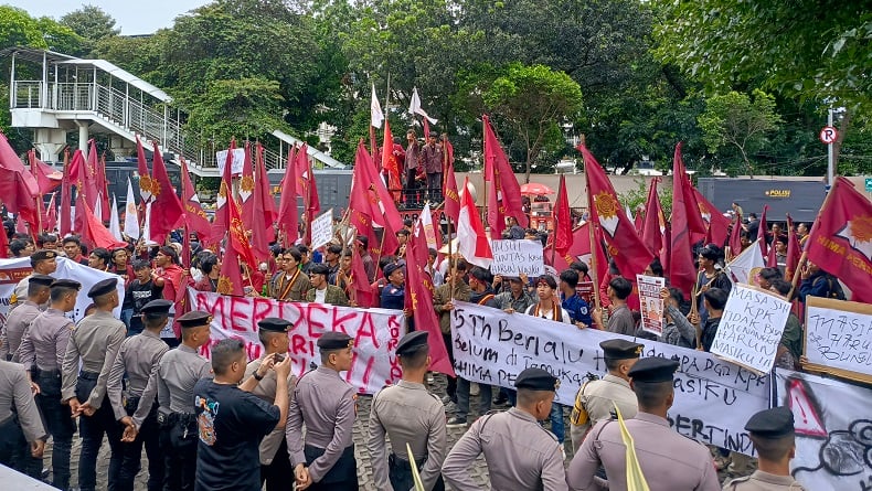 Massa kembali Demo di Gedung KPK, Serukan Tangkap Harun Masiku