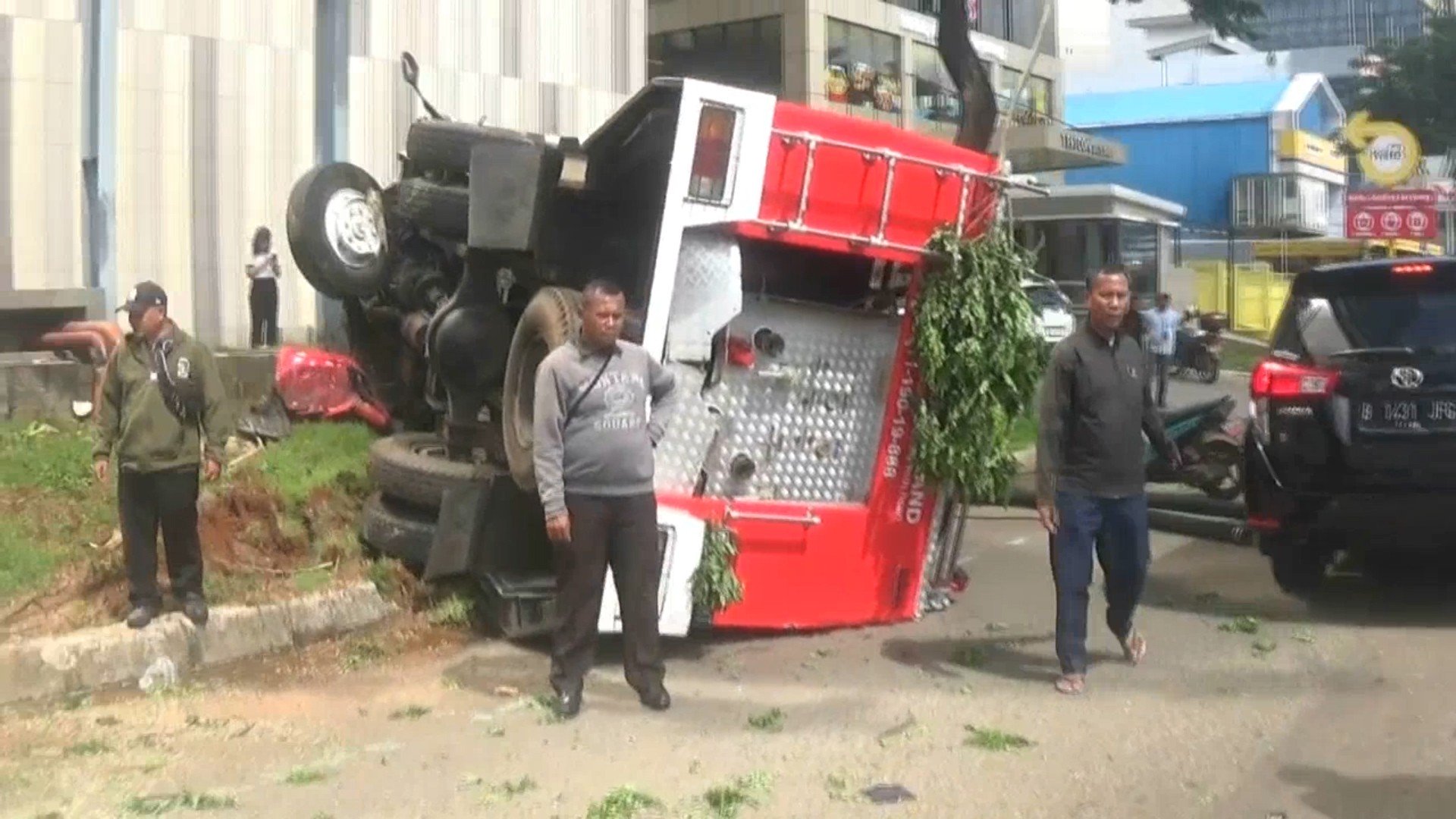 Mobil Damkar Terguling di Kelapa Dua Tangerang, 6 Petugas Terluka