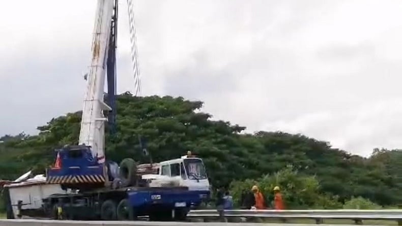 Kronologi Kecelakaan Bus Terguling Tabrak Truk Tronton di Tol Banyumanik, 11 Penumpang Luka