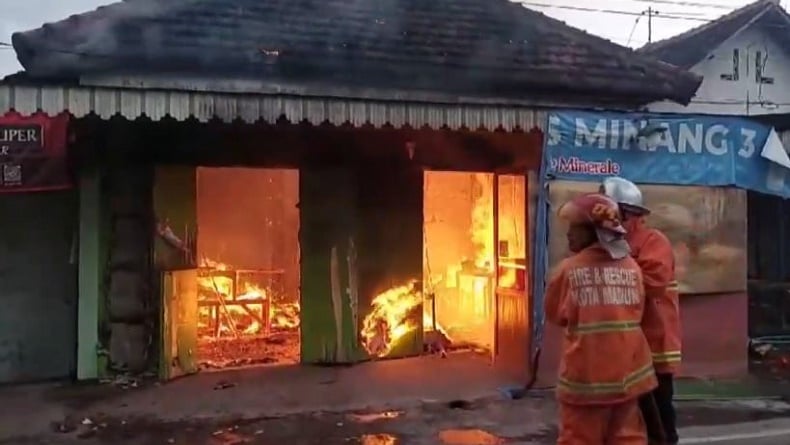 Kebakaran Rumah Makan Minang di Madiun, 3 Orang Luka Dilarikan ke Rumah Sakit