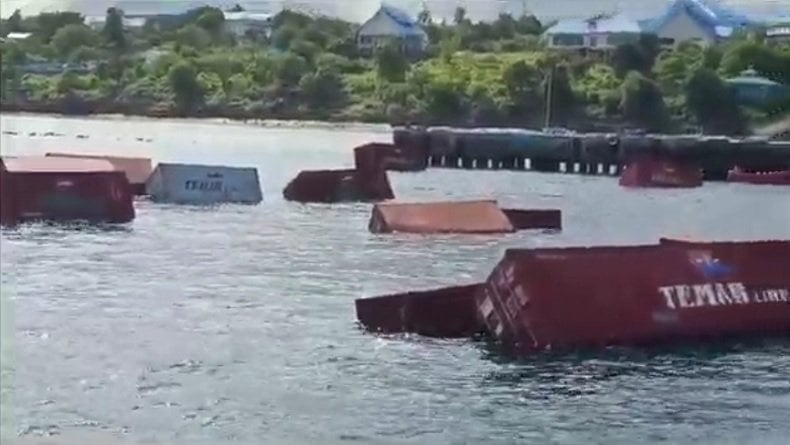 Penampakan Kapal Kargo Tenggelam di Perairan Kupang, Puluhan Kontainer Mengapung di Laut