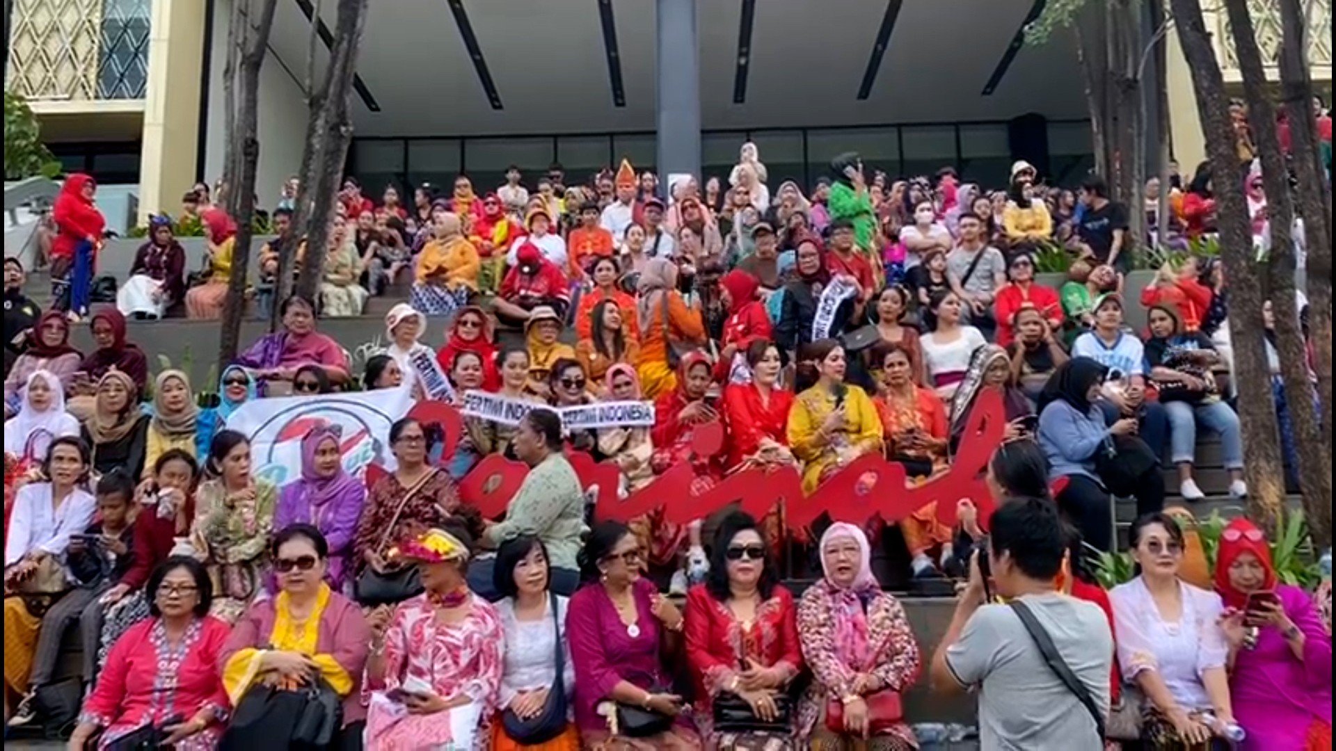 Puncak Perayaan Budaya Nasional, Pawai Kebaya Lintas Generasi Pecahkan Rekor MURI 