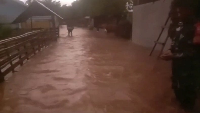 Banjir Bandang Terjang 5 Desa di Sumbawa, Puluhan Hektare Tambak Rusak