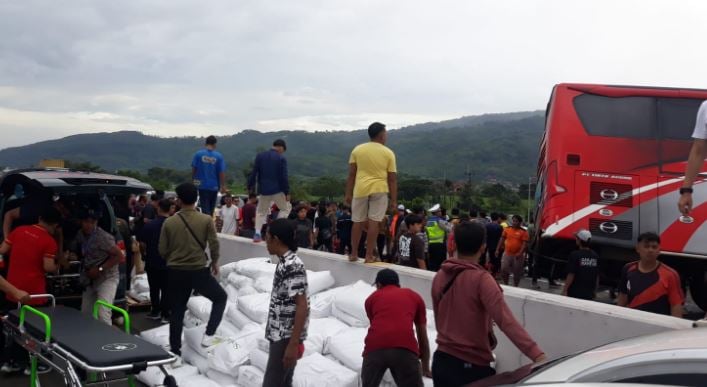 Kecelakaan Bus Pelajar Tabrak Truk Boks di Tol Pandaan Malang, Lalin Macet Parah