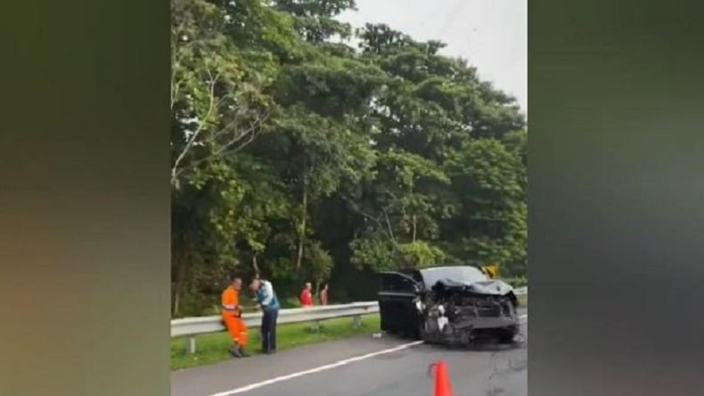 Breaking News! Minibus Rombongan Muslimat NU Jabar Kecelakaan di Tol Cipularang, 1 Orang Tewas