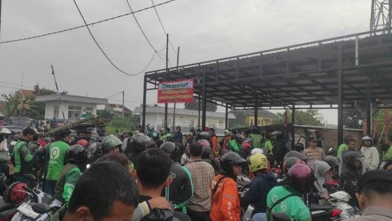 Ojek Pangkalan Kejar Ojol di Bandung, Penumpang Jadi Korban Ditarik sampai Jatuh