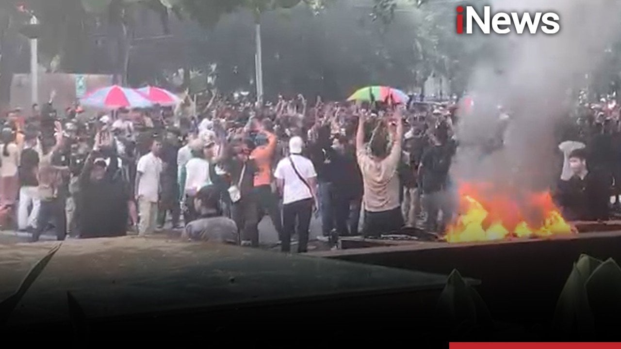 Mencekam! Massa Lempari Gedung KPK dengan Batu Tuntut Harun Masiku Ditangkap