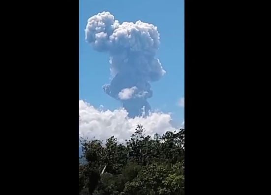 Gunung Raung Erupsi, 4 Kecamatan  di Bondowoso Diguyur Hujan Abu