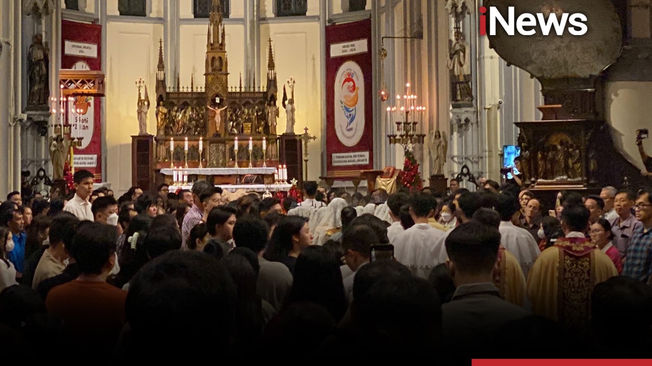 Suasana Gereja Katedral Jakarta, Ribuan Jemaat Khidmat Ikuti Ibadah Malam Natal