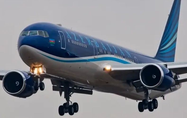 Breaking News: Pesawat Azerbaijan Airlines Bawa 72 Orang Jatuh di Kazakhstan