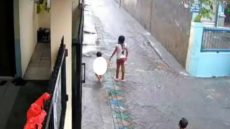 Detik-Detik Balita di Surabaya Hanyut di Selokan saat Main Hujan Terekam CCTV