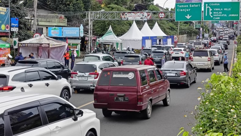 Jalur Puncak Mulai Padat, Polisi Berlakukan Sistem One Way