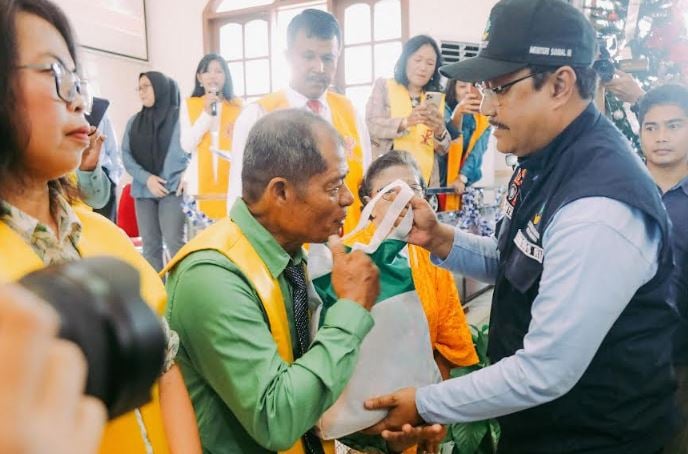 Kunjungi Korban Banjir di Makassar, Mensos Gus Ipul Berbagi Kasih Natal ke Pengungsi