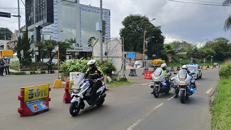 Jalur Puncak One Way Arah Jakarta Siang Ini