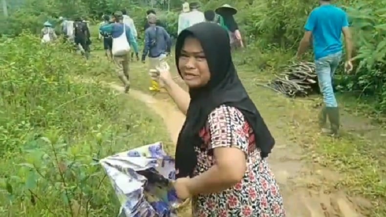 Pilu, Warga Lebak Terpaksa Ditandu Sejauh 5 Kilometer ke Rumah Sakit akibat Jalan Rusak